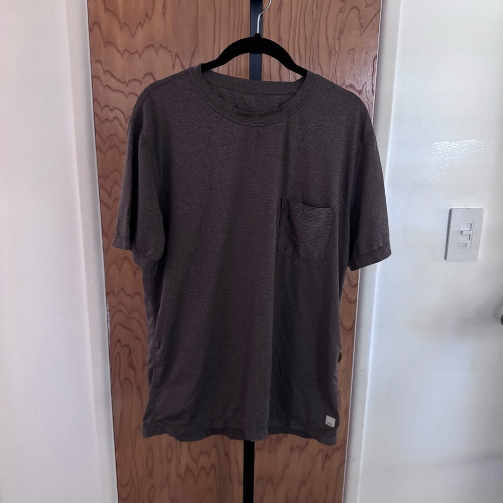 Vuori Men's Brown red Pocket Crewneck T-Shirt medium